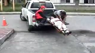 Mulher engessada cai do carro em movimento
