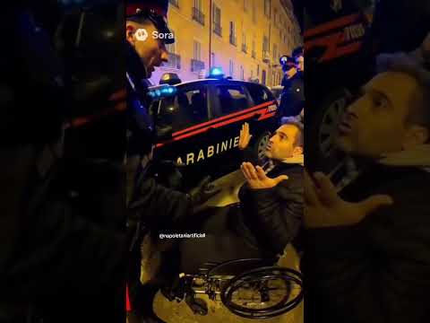 Alzati con le mani in alto