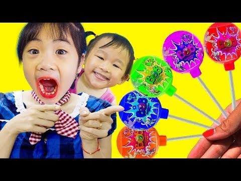Ly Ly und Sister tun so, als spielten sie mit Bärenlutschern
