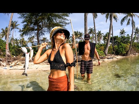 SURVIVAL CHALLENGE WITH MY GIRLFRIEND. Can we find food on this deserted island?