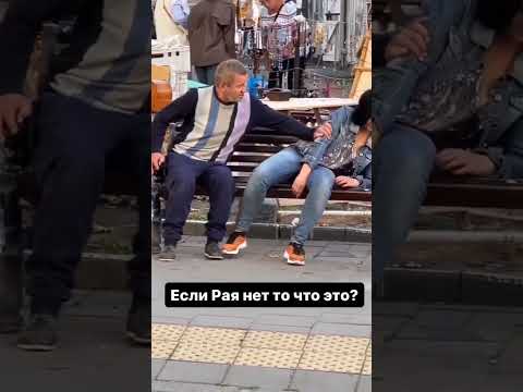Сильная и независимая женщина общественного пользования идёт по куям разных размеров. Даже с божами🤔