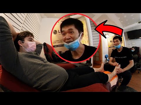 Un estadounidense oye comentarios en una sala de masajes e interviene en un perfecto mandarín