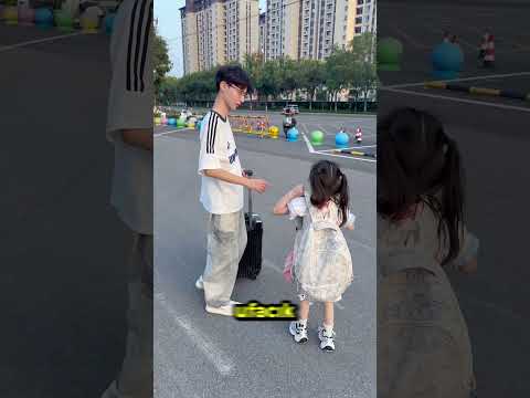 Küçük Kız Abisini Çok Özlemişe Benziyor.😅🤩