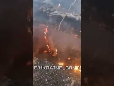"У НАС ЗДЕСЬ ГОРЕ-БЕДА!". СКИГЛИТЬ РАШИСТ, ЗНІМАЮЧИ СВОЇ СПАЛЕНІ ДРОНАМИ ЗСУ ПОЗИЦІЮ ТА БЛІНДАЖІ!