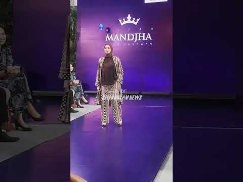 IIS DAHLIA, DESWITA MAHARANI & ADELIA PASHA JADI MODEL GAUN IVAN GUNAWAN