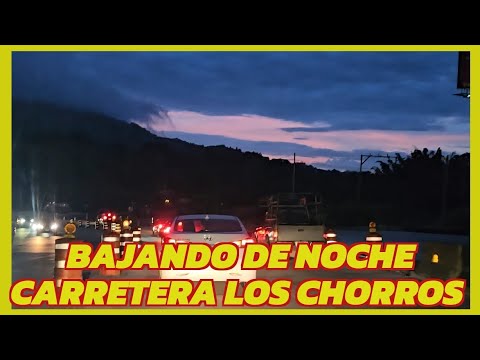 ¡Me aventuré a bajar la carretera Los Chorros de noche! Fue una experiencia un poco aterradora😱
