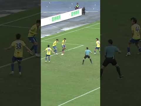栃木SC対徳島ヴォルティスの試合で生まれたゴール前での激しい攻防!