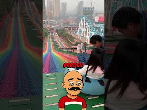 Ela DESCEU o ESCORREGADOR GIGANTE ARCO ÍRIS! #curiosidades #escorregador
