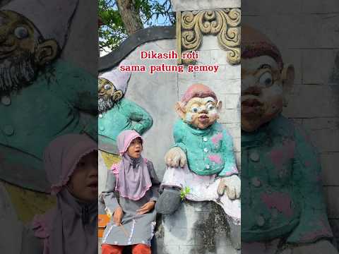 Dikasih roti sama patung gemoy #kreatif #comedy #lucu #tips #hiburan #shortvideo