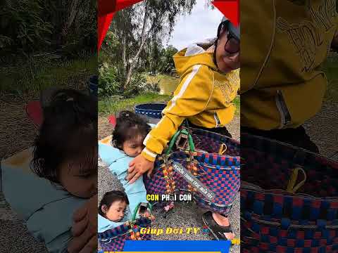 Thương con hay hành động liều lĩnh mà Mẹ vô tư chở con trong giỏ xách trên đường #giupdoitv