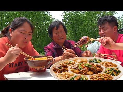 家有老如有宝，奶奶下厨露一手，槐花吃法很潮流，胖妹吃到满嘴油【陈说美食】