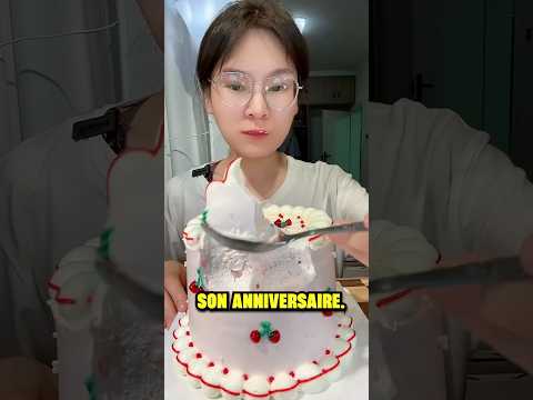 Pendant son anniversaire cette fille a mangé tout le gâteau toute seule