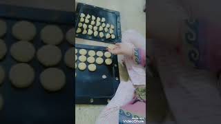 بنين الموسوي داسوي كليجه ويه امها 🤣🤣تكول بيت رشك مو احسن مني يسوون كليجه😳