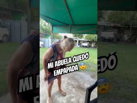 Estaba sacando el agua estancada y sin querer se la tiré toda a ella JAJA