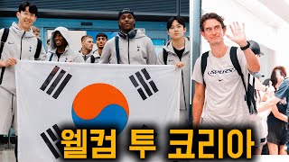 손흥민-양민혁 태극기 들고 활짝! 토트넘, 팬들 환영 속 입국