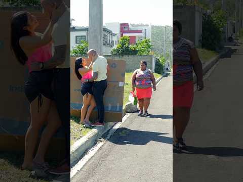 Cambio a su esposa por ser de talla grande por una más joven y lo pago así. Parte 1  #comedia