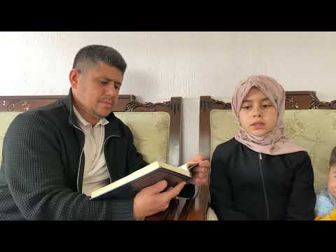 Hafız adayı Ayşehüma Babasına Ezber Kur’an-ı Kerim okuyor (Maşallah Barekallah)