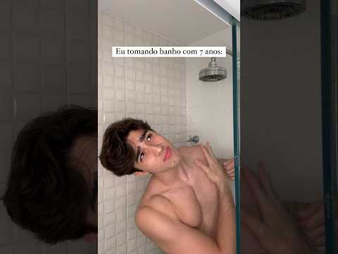 Eu tomando banho com 7 anos