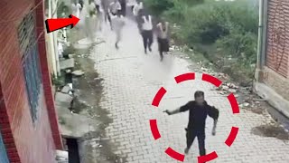 जब हथियारबंद चोर के पीछे दौड़ पड़ा पूरा गांव 😱