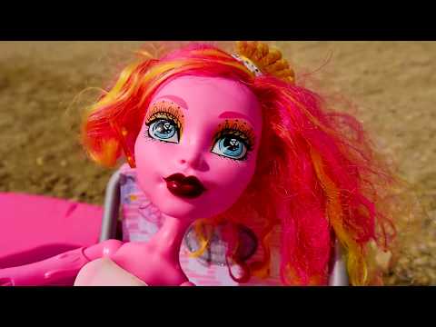 Monster High. Gooliope Jellington plajda yanıyor