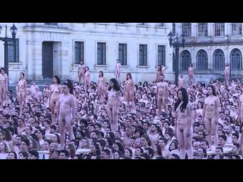 Tunick desnuda a 6.000 personas frente al Congreso de Colombia