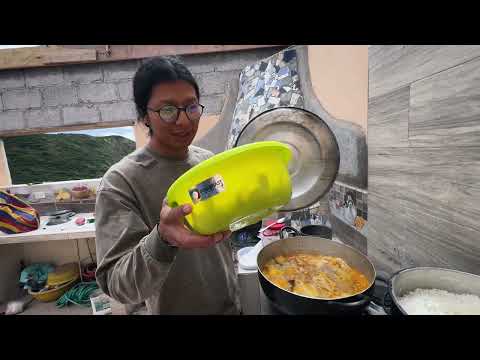 Hombres cocinando para los maestros Pit y Pato