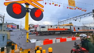 Palang Baru SIEMENS S-80 Silver | Perlintasan Kereta Api Menoreh | Lokomotif CC 201