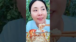 我捡的小猫可以陪我吃饭啦#金针菇 #茄子 #茄子的神仙吃法