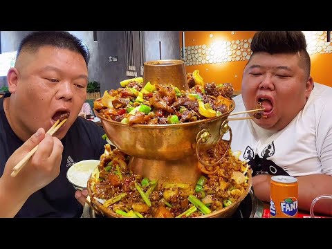 牛蛙和肥肠双拼，专做牛蛙的网红店，米饭不限量免费吃，猴哥乐了！【胖猴仔】