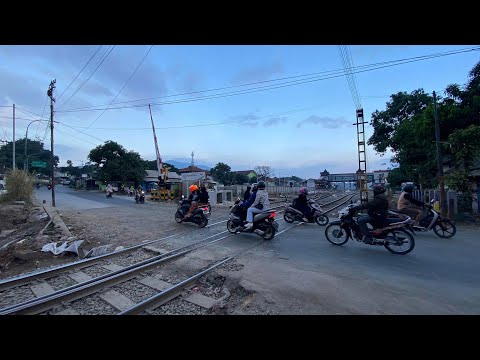 Nongkrong sore nunggu kereta lewat di Cicalengka