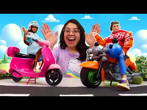 ¡Christina está aprendiendo a andar en motocicleta! Juegos con muñecas Barbie