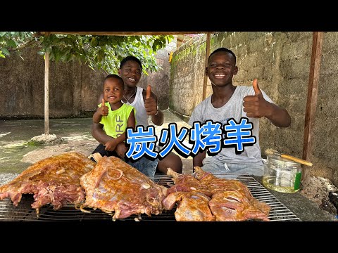 2条羊腿2扇羊排一起开烤，小院里飘香四溢，大快朵颐的感觉太爽了