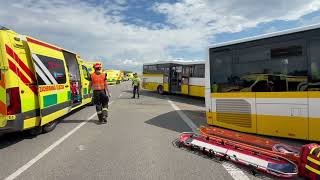 Čelní střet dvou autobusů zastavil provoz na I/53 u Lechovic