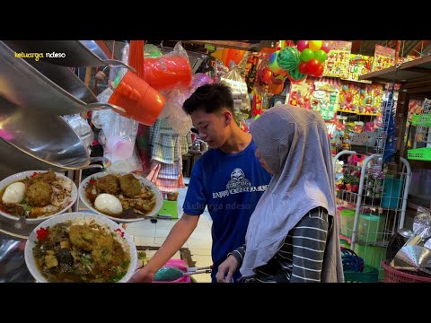 perjalanan jauh ke pasar lodoyo, beli soto babat kesukaan anak, makan di dalam pasar rame banget