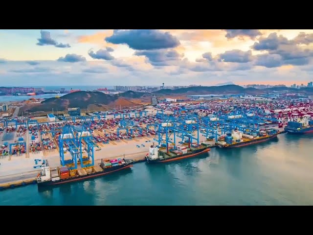 Qingdao Port sees bustling container business