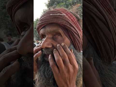 अंधे बाबा रोड के किनारे बासुरी बजाते हुए दिखे, 50 साल से अपनी जिंदगी कैसे गुजार रहे है। 😭 Emotional