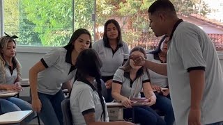 Alunos copiam o exame do colega sem pensar
