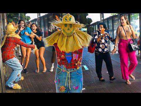 PEGADINHA DO ESPANTALHO - ASSUSTANDO PESSOAS - ScareCrow Prank