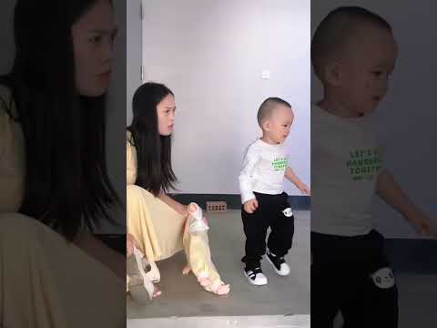 妈妈本想教育孩子不要自己下楼梯，谁能想到孩子听不懂呢！#funny#萌娃#搞笑#教育#反转