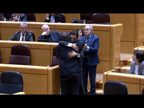 El abrazo de los senadores del PP y del PSOE por la tragedia de la DANA