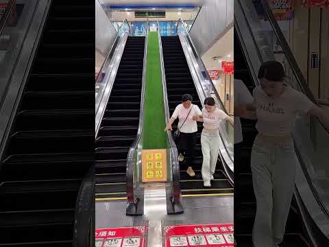 なぜか上がれないエスカレーターの謎！