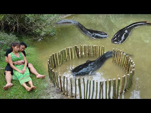 Primitive Fishing Catch A Lot Of Fish At River / Bushcraft Survival, OFF GRID LIVING