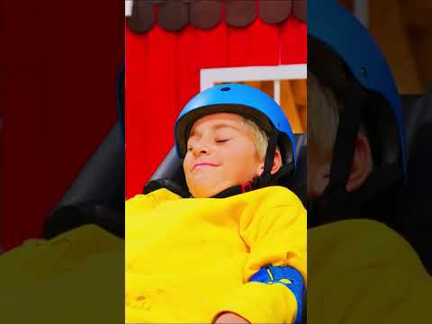الاطفال يدّعون  أنهم يلعبون | يلعب الأطفال المسعفين باستخدام نقالة! ⛑ Kidibli #shorts