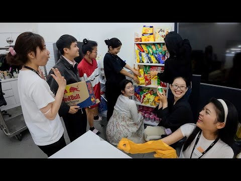 보너스를 받은 유엔이 사무실의 텅 빈 스낵바를 채웠습니다
