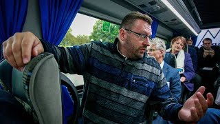 ‚Byly použity hmaty a chvaty.‘ Volný odmítl opustit řečnický pult a musel být vyveden policií