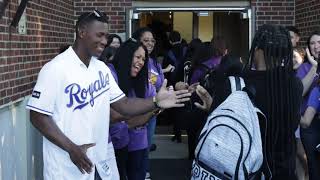 Dairon Blanco de los Kansas City Royals fue invitado a Cristo Rey High School el primer día de clase