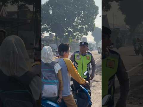 Jalan kaki sehat #polisimenyapa #viralvideo  #viralshort