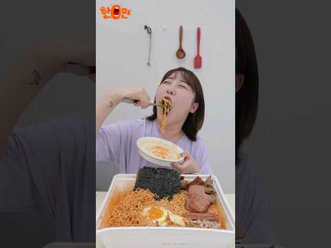 틈새비김면!! 토핑추가해서!! 한입만!!!!