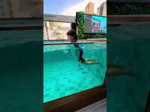 Atravessando a piscina #diversão #humor #familia #mergulho #piscina