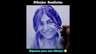 Dibujo realista de Mia Khalifa con boligrafo.